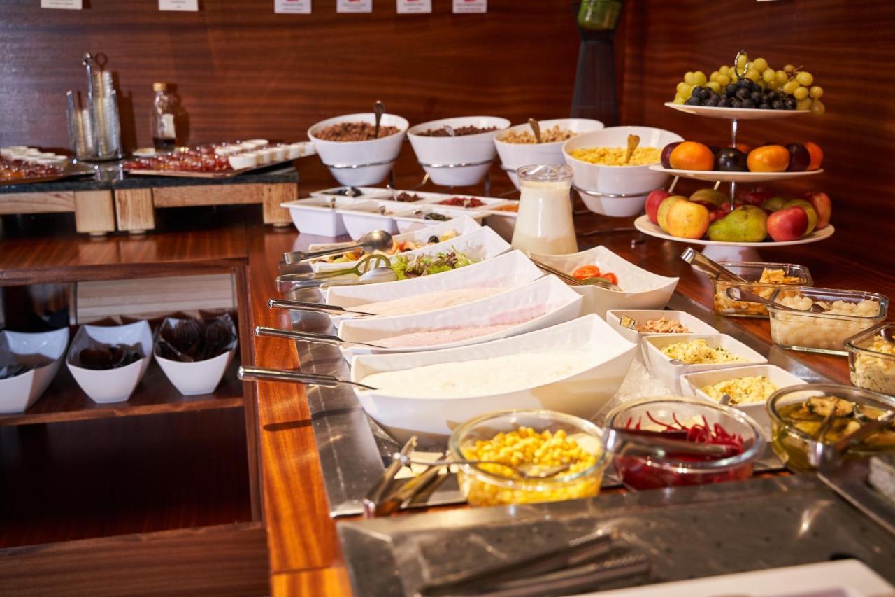 Jalta Boutique Hotel Praga Exterior foto A breakfast buffet