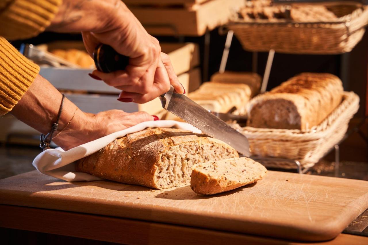 Jalta Boutique Hotel Praga Exterior foto Bread being sliced