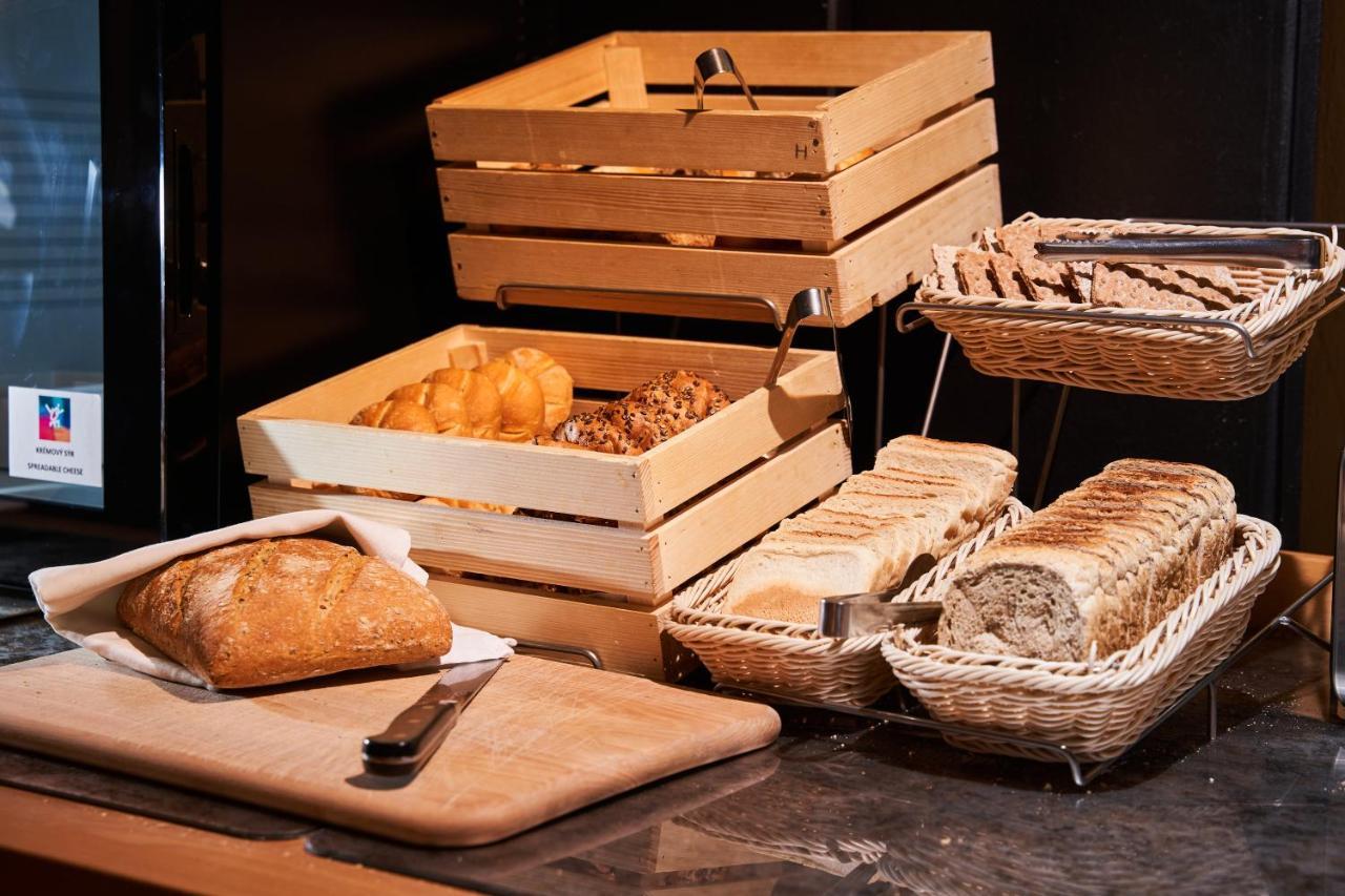 Jalta Boutique Hotel Praga Exterior foto Bread and pastry at a buffet