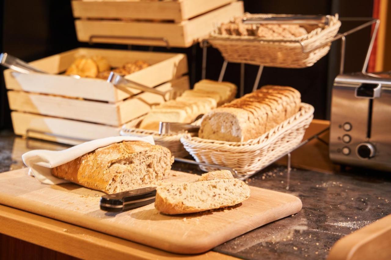 Jalta Boutique Hotel Praga Exterior foto Bread at a buffet