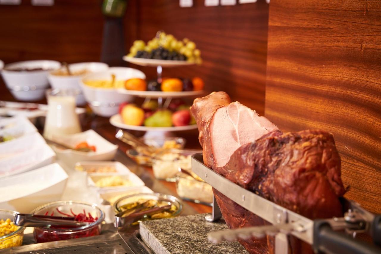 Jalta Boutique Hotel Praga Exterior foto A carving station with ham