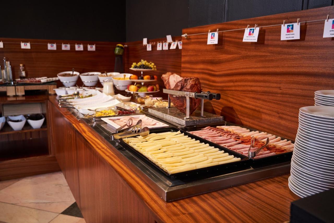 Jalta Boutique Hotel Praga Exterior foto A buffet at a hotel