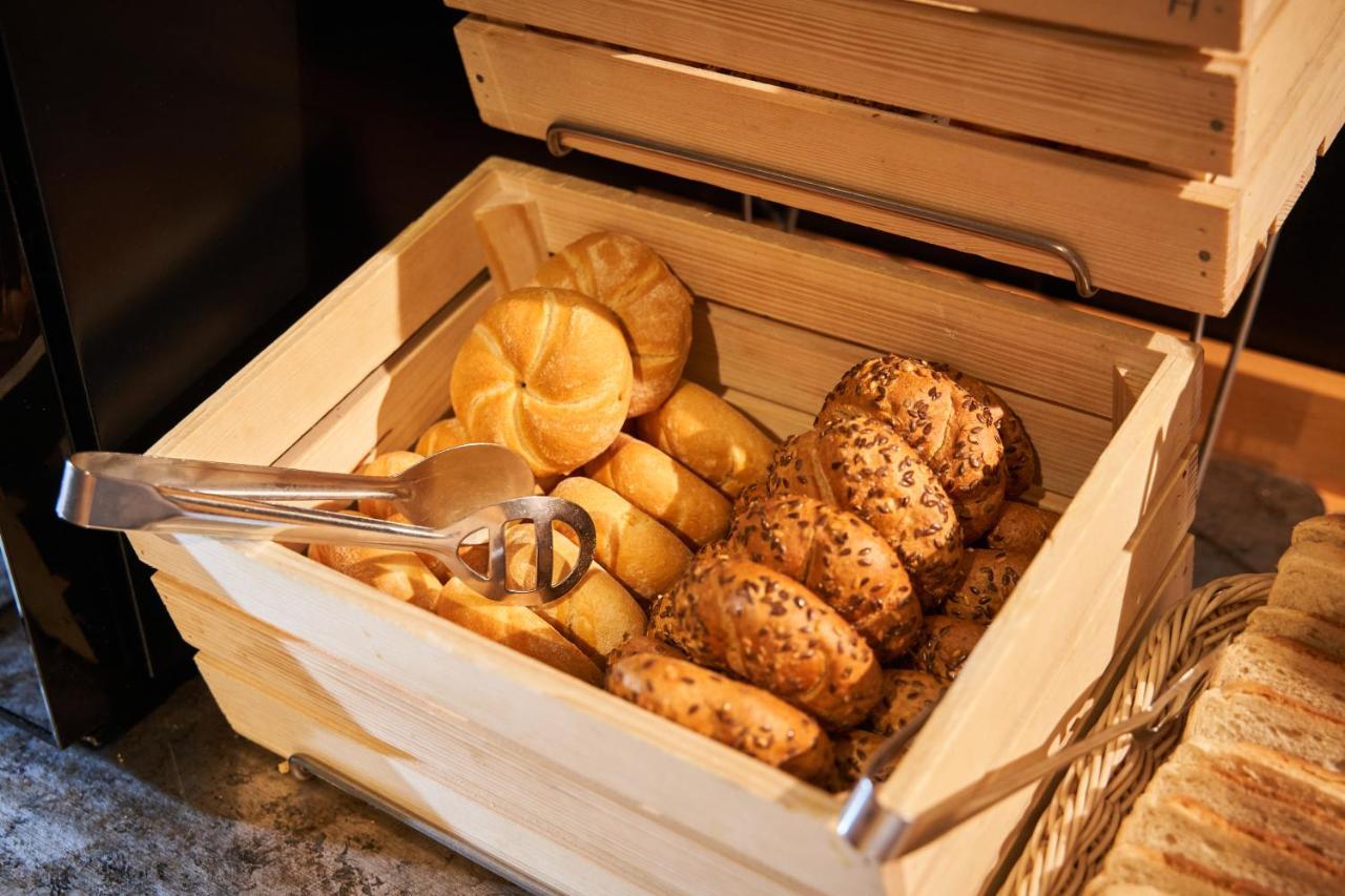 Jalta Boutique Hotel Praga Exterior foto A wooden bread box