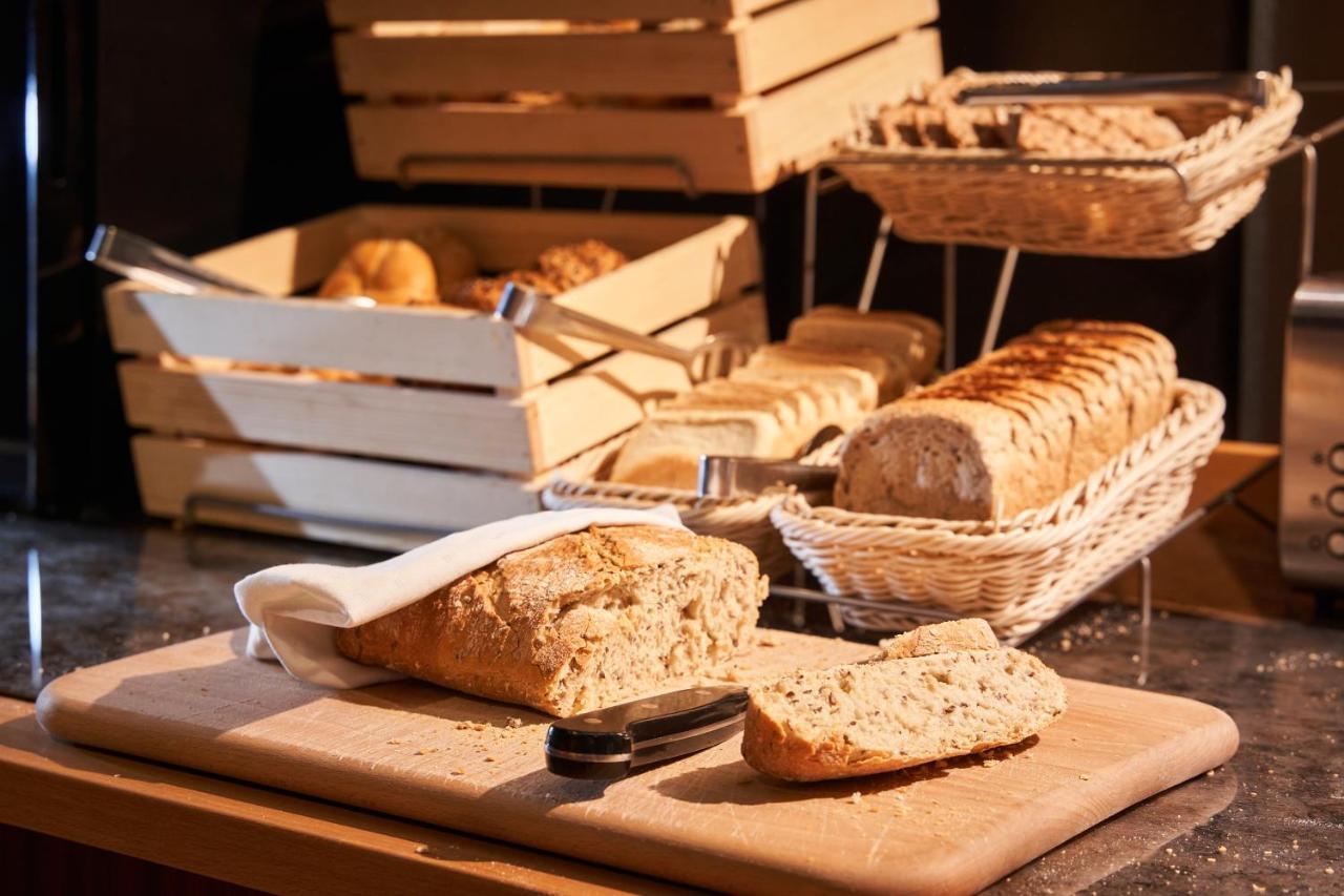 Jalta Boutique Hotel Praga Exterior foto Bread at a buffet