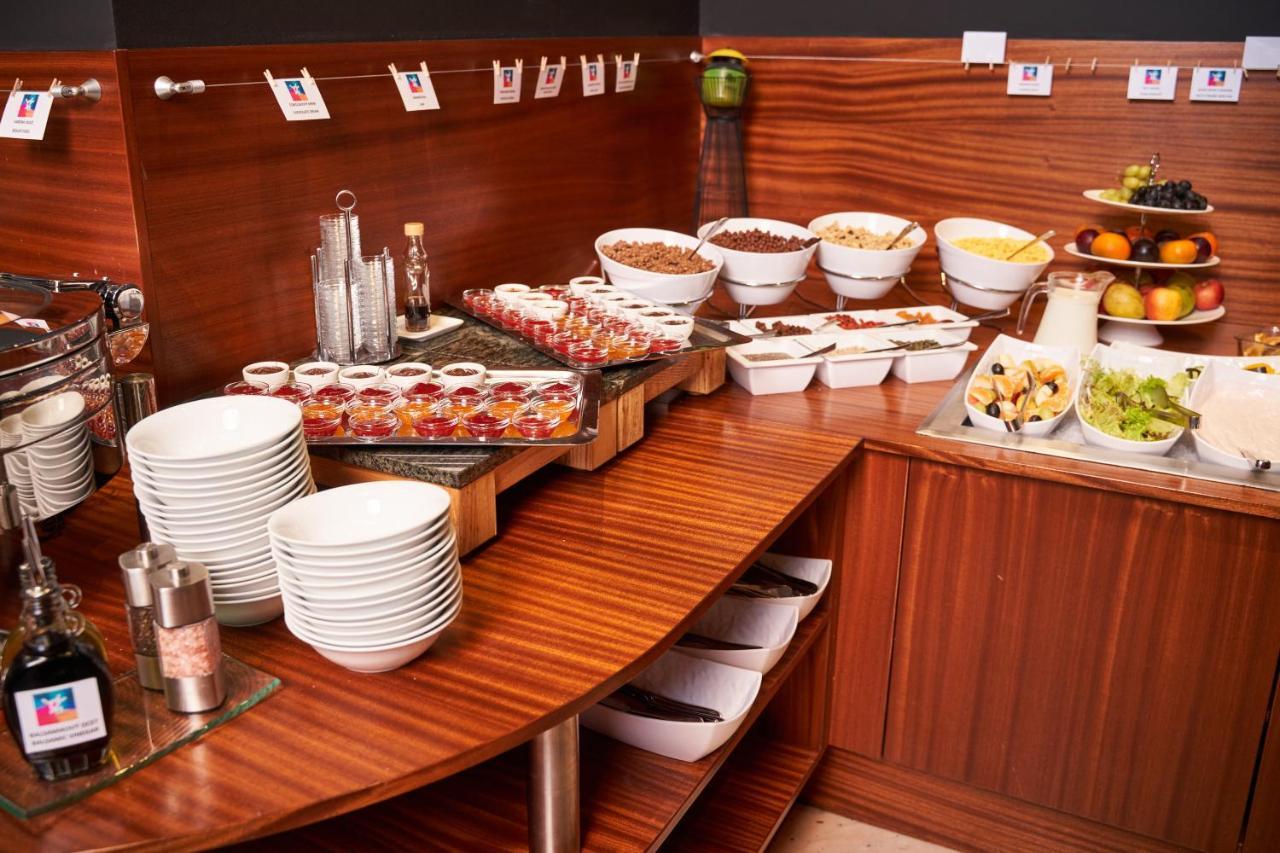 Jalta Boutique Hotel Praga Exterior foto A breakfast buffet