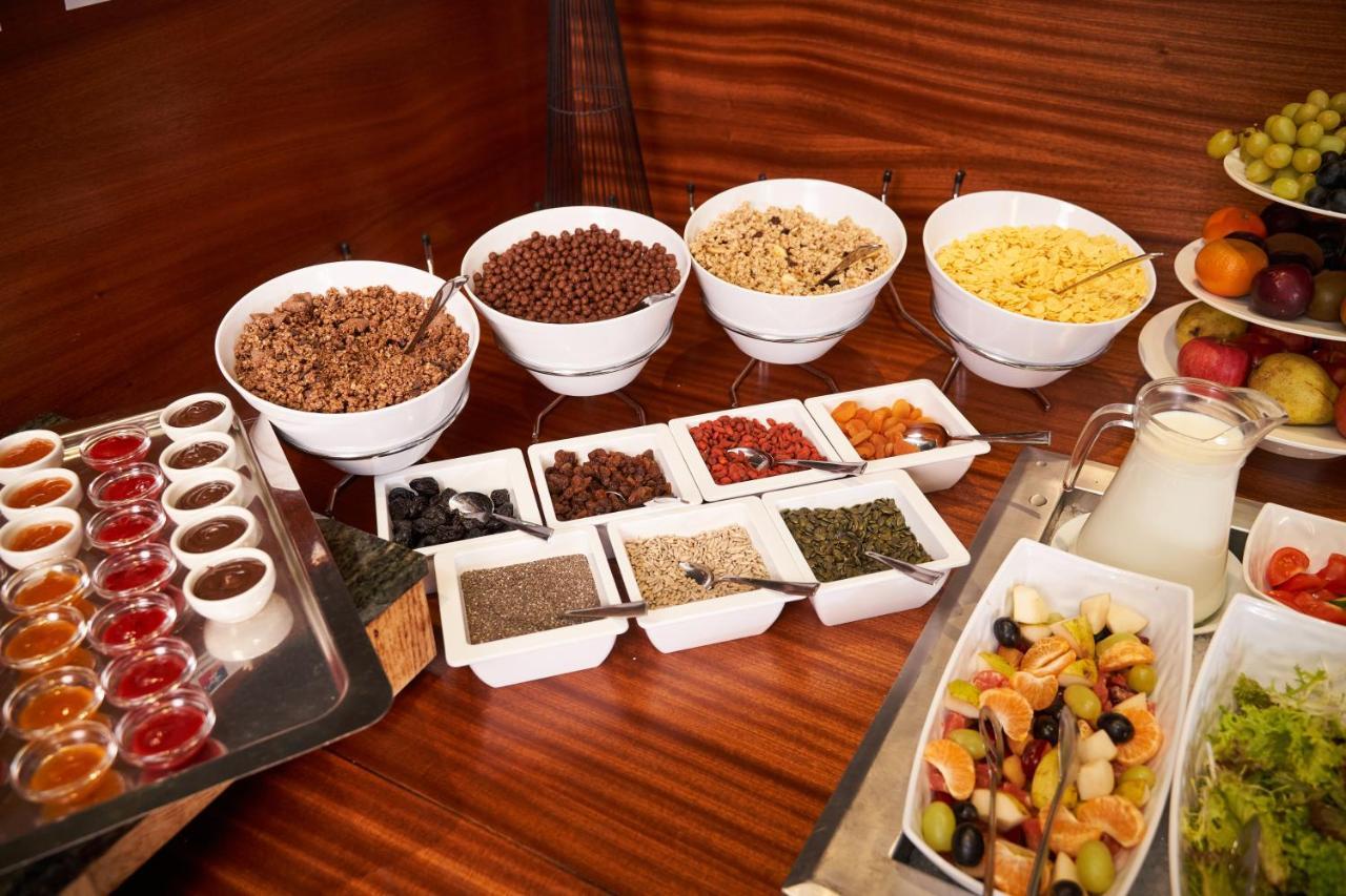 Jalta Boutique Hotel Praga Exterior foto A selection of breakfast cereals