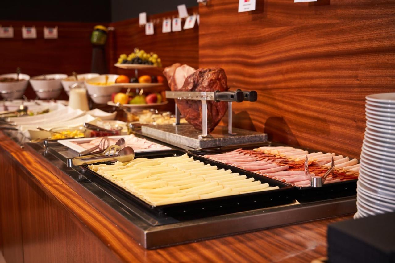 Jalta Boutique Hotel Praga Exterior foto A ham slicer in use