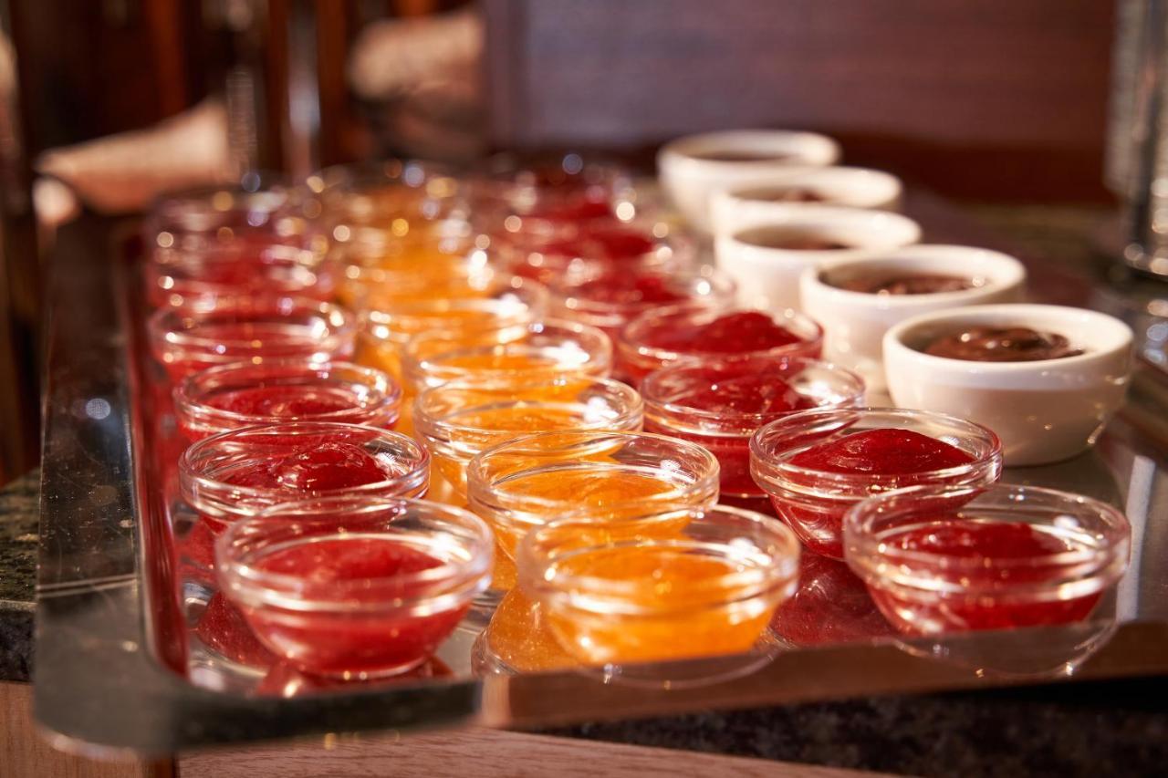 Jalta Boutique Hotel Praga Exterior foto A selection of jams