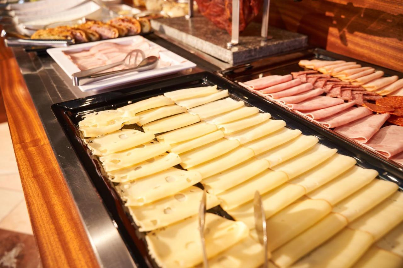 Jalta Boutique Hotel Praga Exterior foto Mozzarella cheese