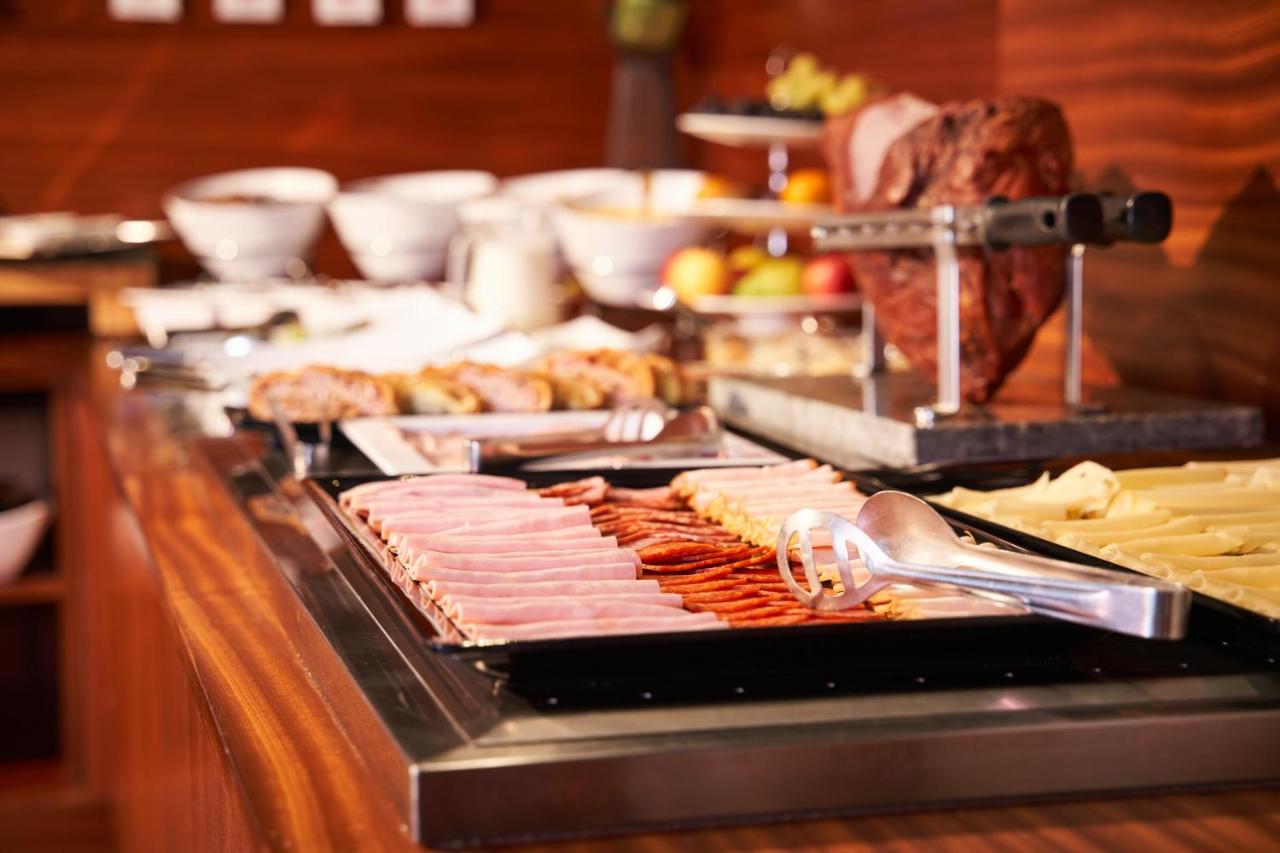 Jalta Boutique Hotel Praga Exterior foto A buffet