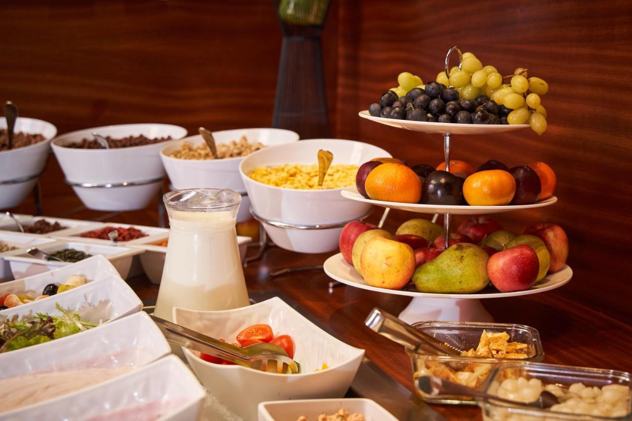 Jalta Boutique Hotel Praga Exterior foto A breakfast buffet