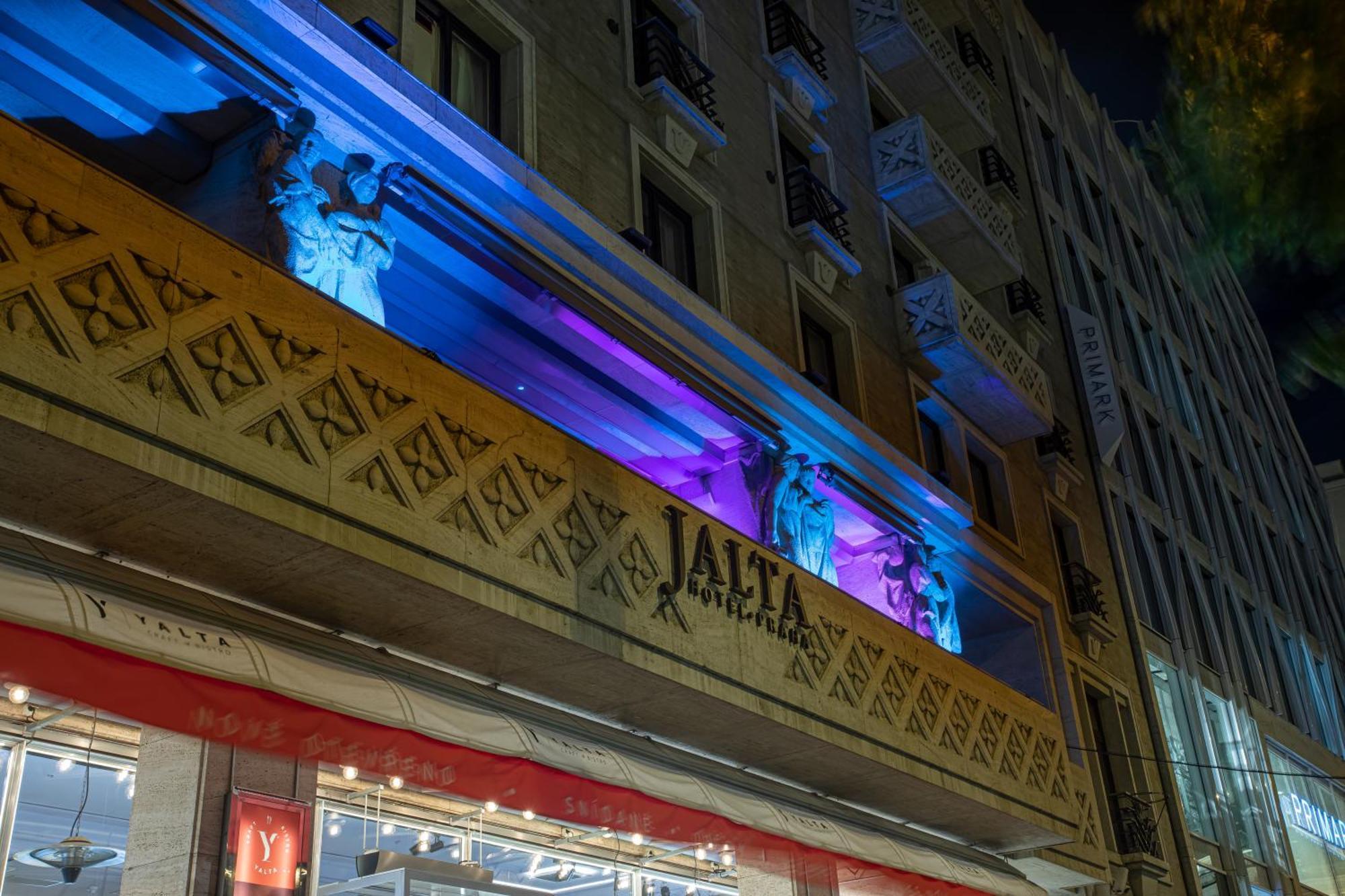 Jalta Boutique Hotel Praga Exterior foto The facade of the theatre at night