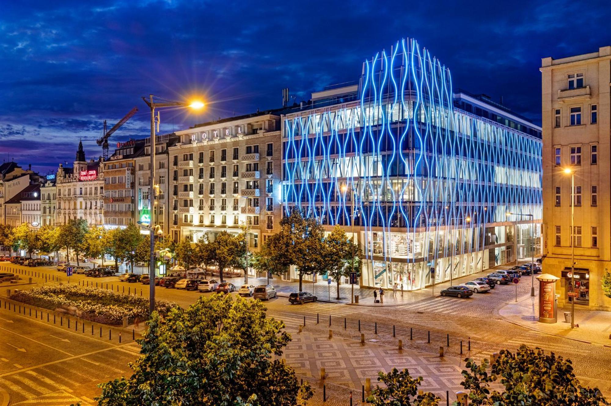 Jalta Boutique Hotel Praga Exterior foto The building at night