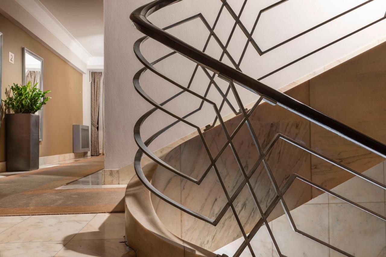 Jalta Boutique Hotel Praga Exterior foto A curved staircase